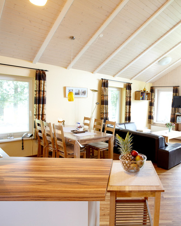 Unser 5* Wellness-Haus Sonnenschein bietet auf 90 m² Platz für bis zu 4 Personen.