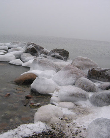 Vereiste Steine am Strand
