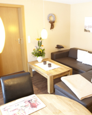 Unsere 4* Ferienwohnung Blaumeise bietet auf 50 m² Platz für bis zu 4 Personen.