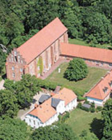 Sie wollen die kulturellen Sehenswürdigkeiten  in Ihrem Urlaub an der Ostsee nicht verpassen? Dann versäumen Sie in Ihrem Urlaub nicht, dem Klosterdorf Cismar aus dem 13. Jahrhundert einen Besuch abzustatten. 