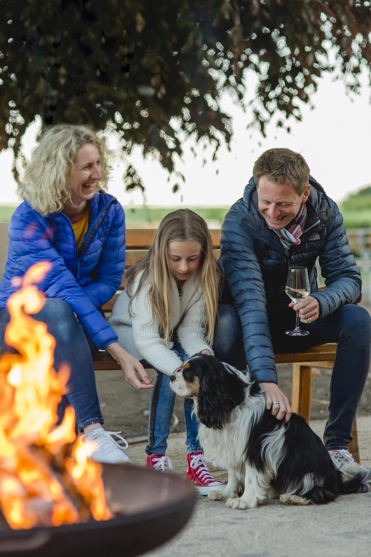 Familie am Lagerfeuer