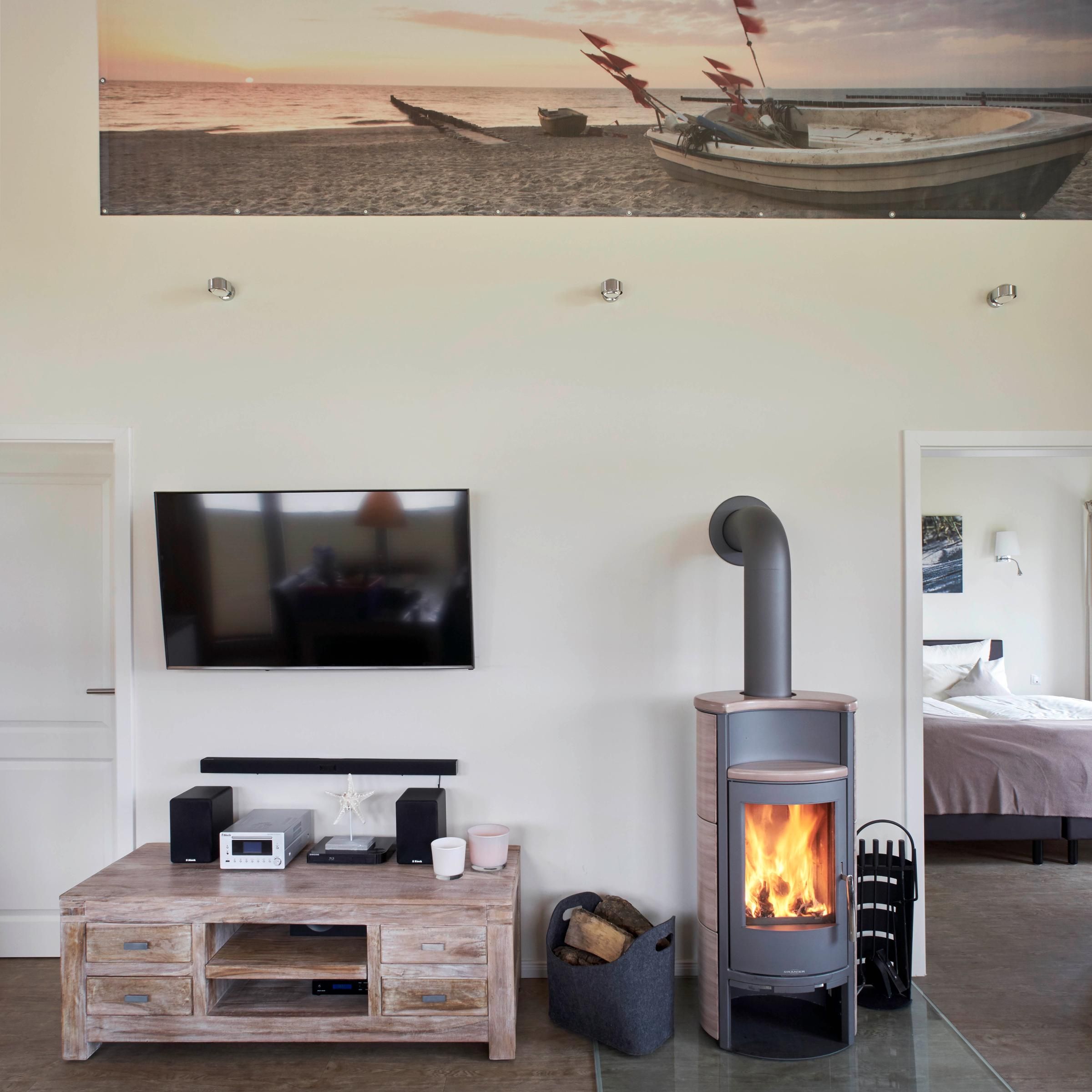 Fernseher und Kamin in Unterkunft bei Bauer Martin