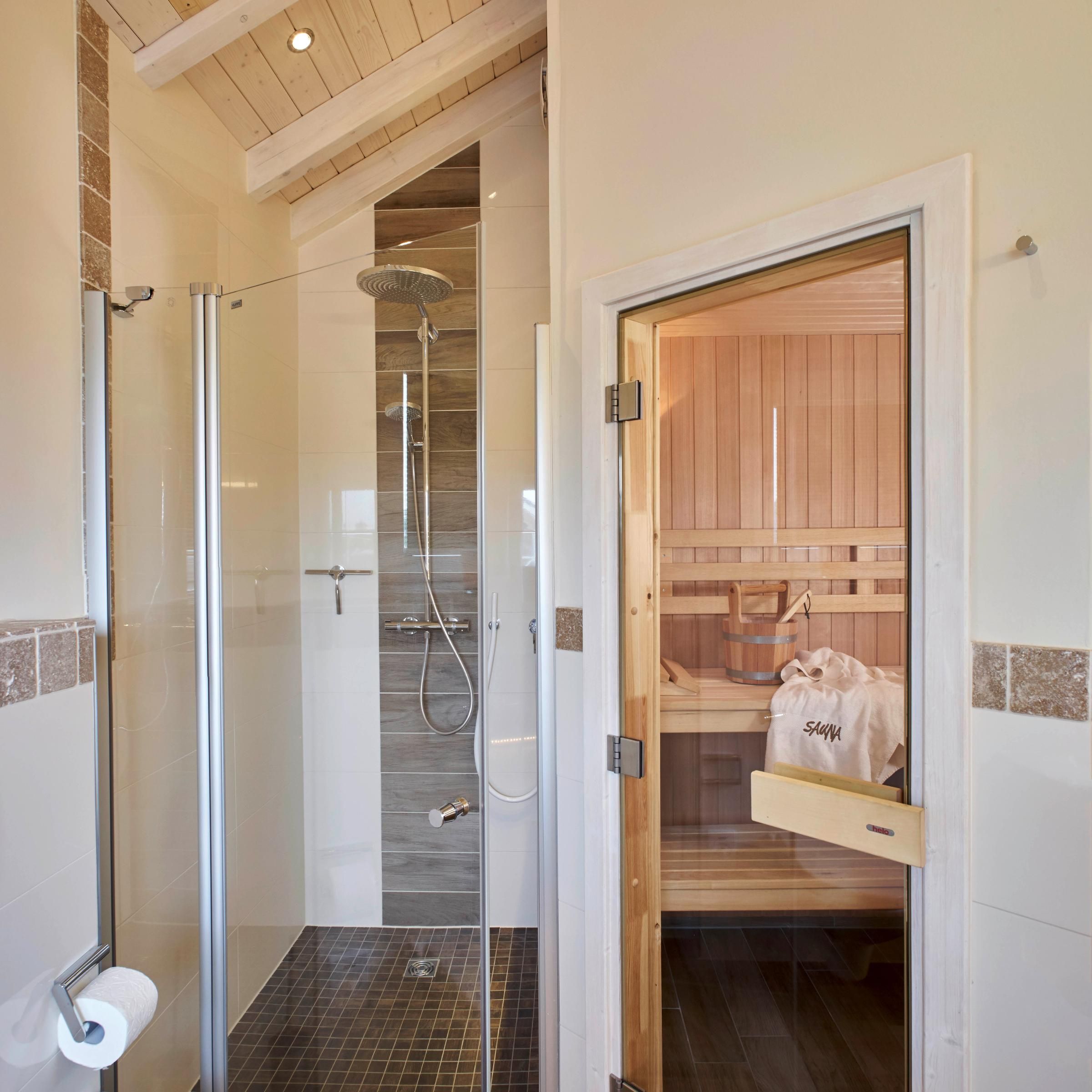 Badezimmer mit Sauna in Unterkunft bei Bauer Martin