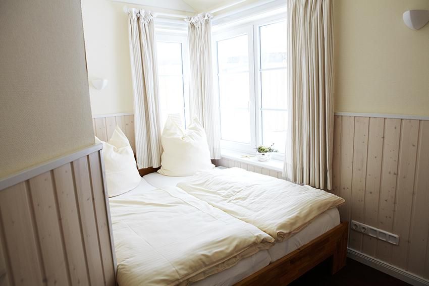 Doppelbett in Schlafzimmer in Unterkunft bei Bauer Martin
