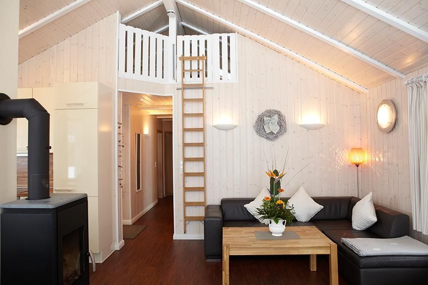 Wohnzimmer mit Kamin in Unterkunft bei Bauer Martin