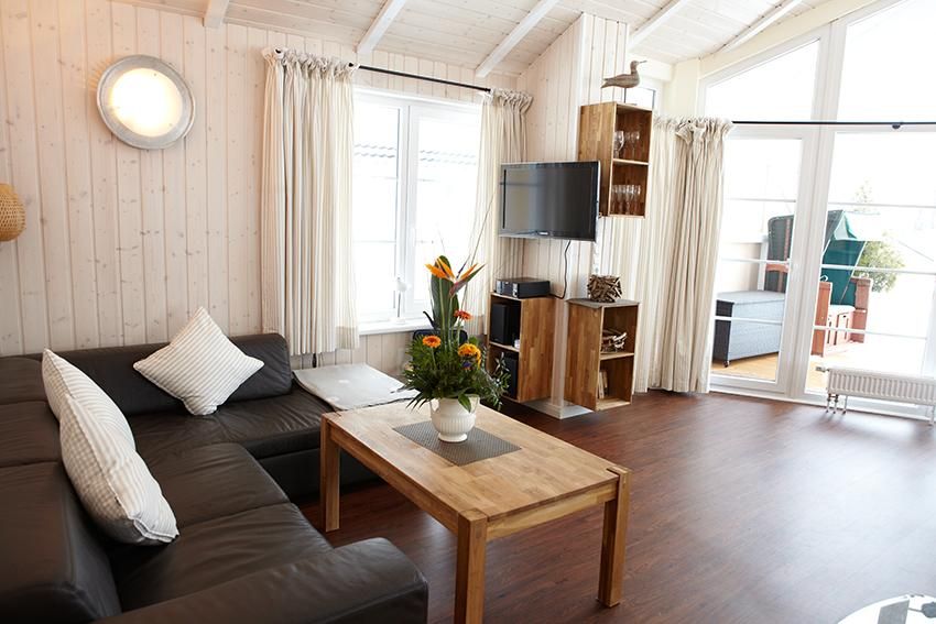 Wohnzimmer mit Fernseher in Unterkunft bei Bauer Martin