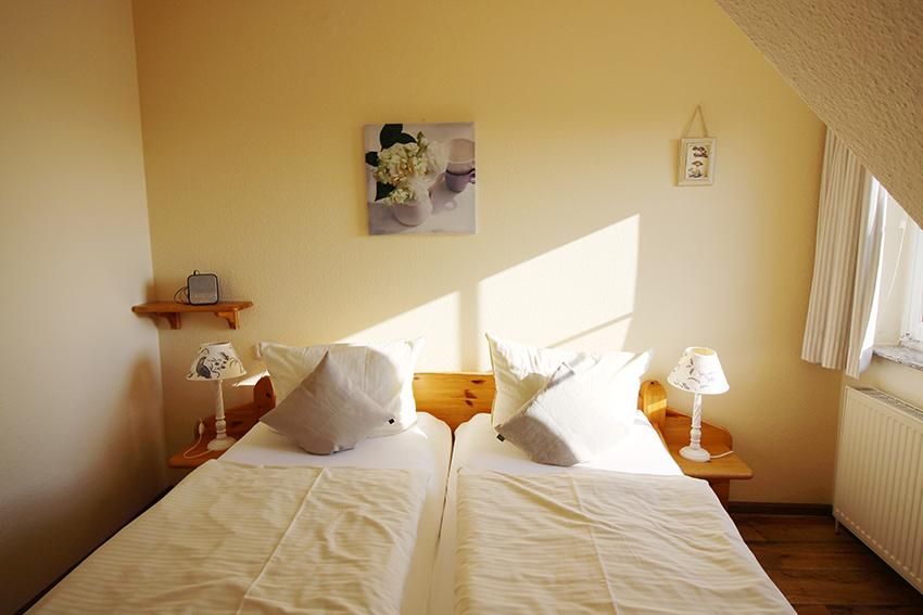 Doppelbett und Nachttischlampe in Unterkunft bei Bauer Martin
