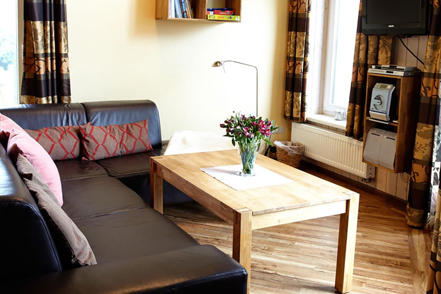 Wohnzimmer mit Fernseher in Unterkunft bei Bauer Martin